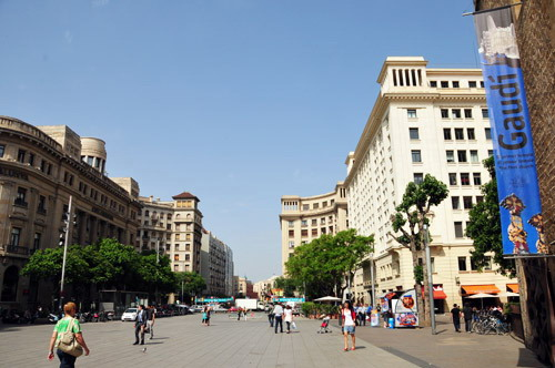 European Bustling Public Plaza resized 600 jpg